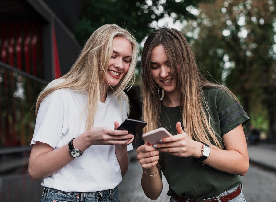 close friends view on their phones